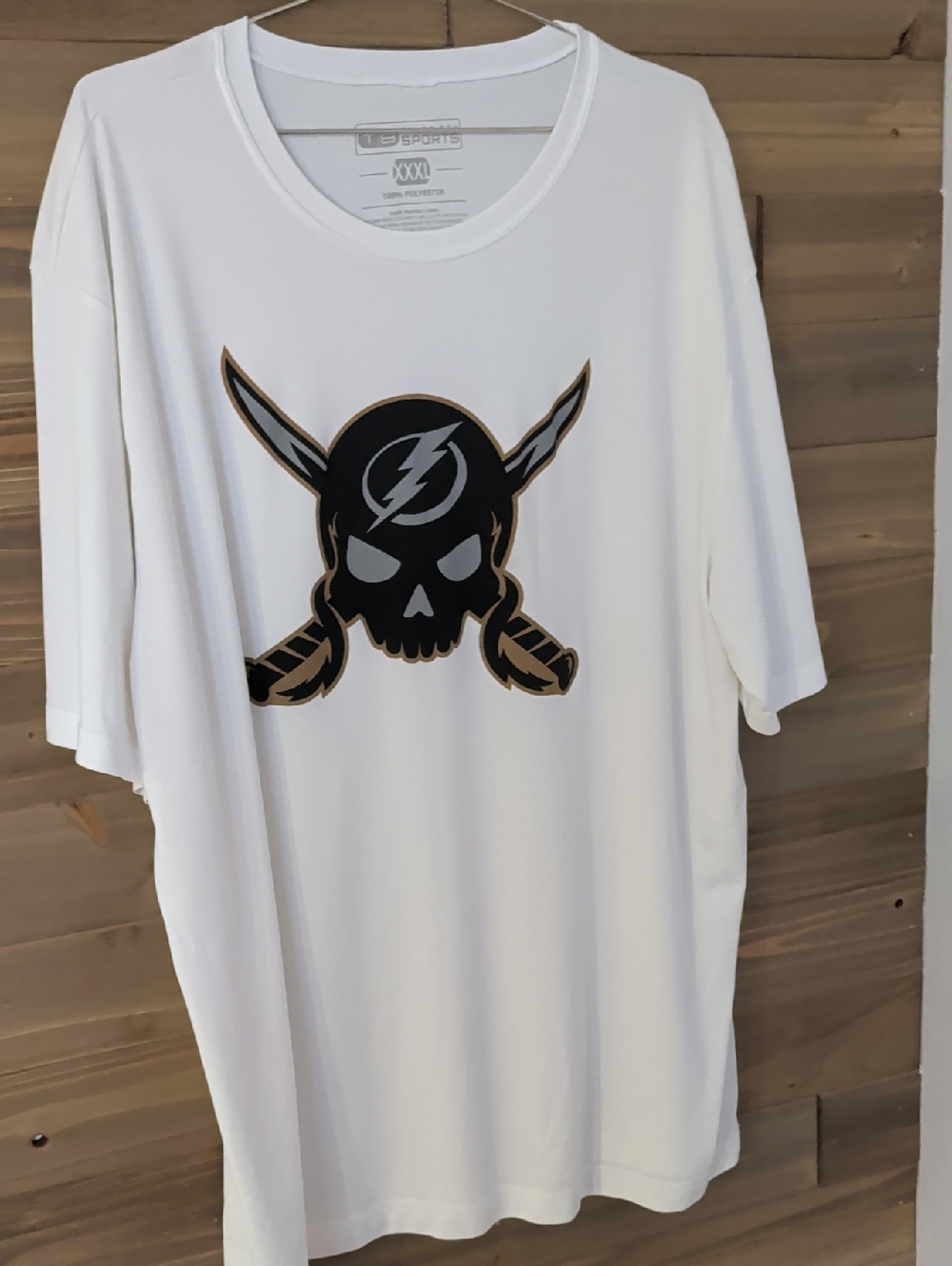 Tampa Bay Sports White Men’s Graphic Tee with Skull & Swords Logo. 3X